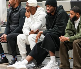 亚历山大叔叔！亚历山大和保罗一同观战保罗儿子CP4的比赛！