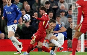 开云下载-内维尔：塔科夫斯基那下绝对是红牌，裁判的决定令人震惊